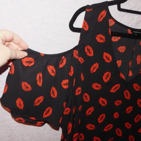 Torrid Lip Print Georgette Flutter Sleeve Cold Shoulder Blouse Size 4X - Picture 4 of 5